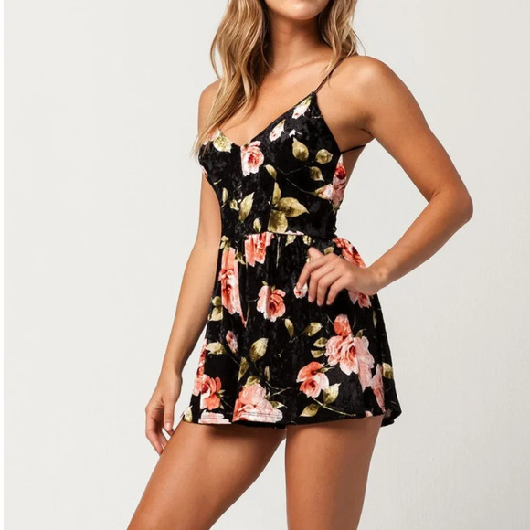 TILLY'S IVY & MAIN Crushed Velvet / Velour Floral Romper Jumpsuit - size small - Picture 2 of 8